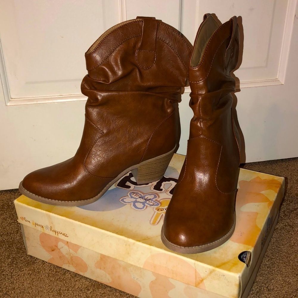 MUDD New in the Box Size 8.5 Short Low-Heeled Boots In Cognac Brown